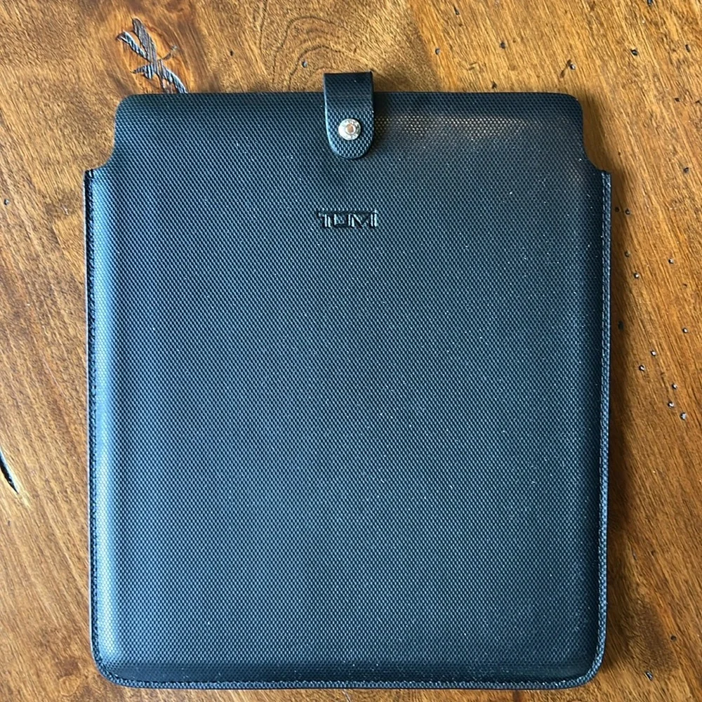 Tumi Textured Leather iPad eReader Kindle Protective Sleeve Case Carbon Fiber - Picture 1 of 4